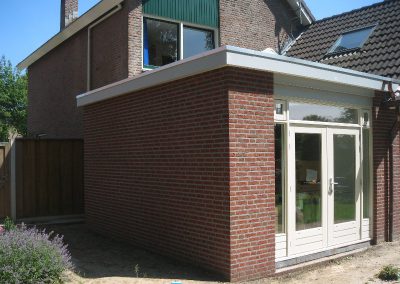 terrasdeurkozijn met doorlopende borstwering en 2 uitzetramen geplaatst door Renova-Twente-Bouw